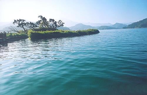 臺灣日月潭:霧薄如沙 水波漣漣圖片